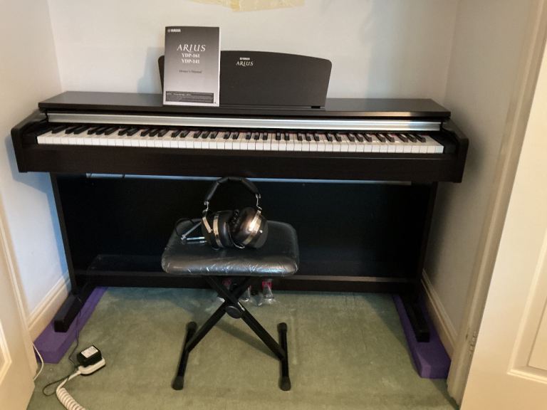 Yamaha Digital Piano 141 with stool and earphones