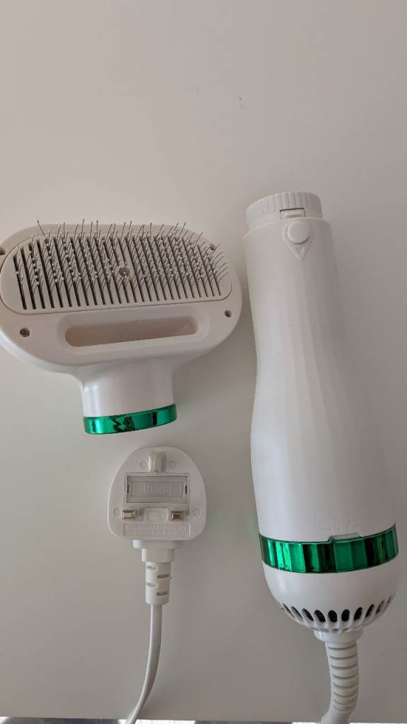 Dog hairdryer with embedded brush and long cable, excellent condition