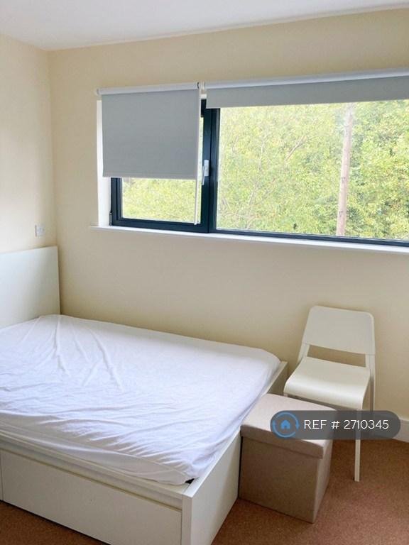 2 bedroom flat in Tower Bridge Road, London, SE1 (2 bed) (#2710345)