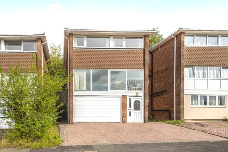 Bedroom to rent in 4 bed detached property with parking and large garage in Winchester. 