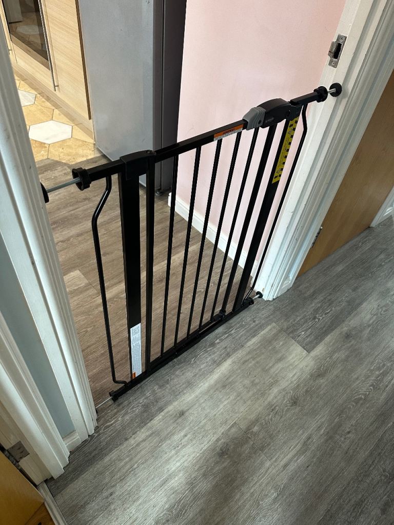Regalo Safety Extra Tall Baby Gate 91cm Doorway & Stairs 73-95cm Width Black