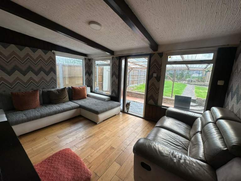 4 BEDROOM HOUSE OPEN TO COMPANY LETS