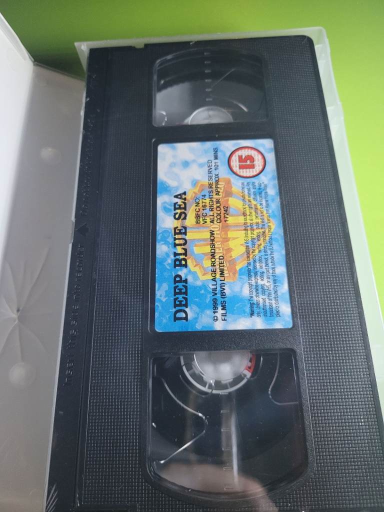 DEEP BLUE SEA. SAMUEL  L JACKSON. NEW SEALED VHS VIDEO  (12)