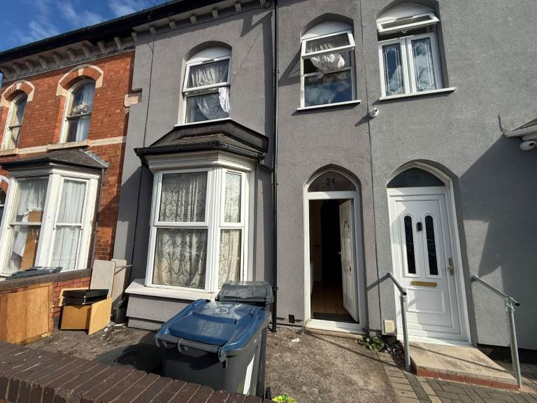 ***NEWPORT ROAD***3 BEDROOM TO LET***B12***£1,200PCM***EXCELLENT LOCATION***AVAILABLE IMMEDIATELY***