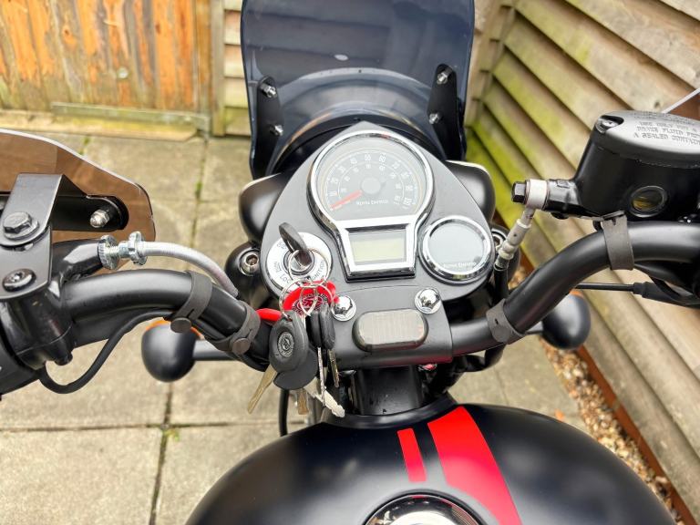 2023 / 23 Royal Enfield CLASSIC 350 £3250 Black 201 miles.