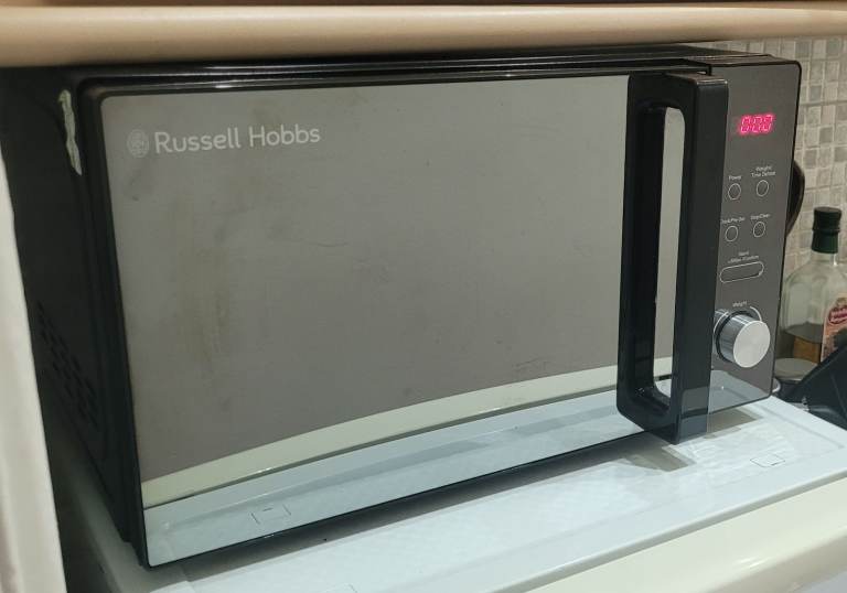 Russell Hobbs Microwave Oven – 800W, Good Condition