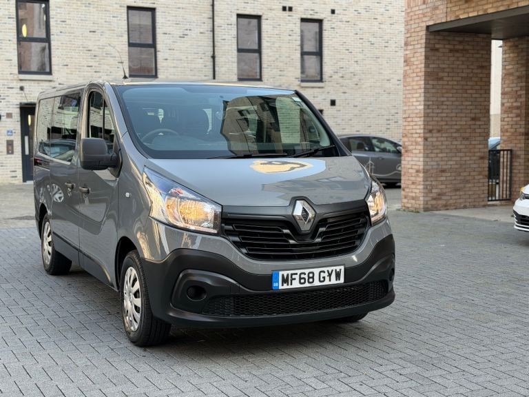Renault Trafic 9 Seater 