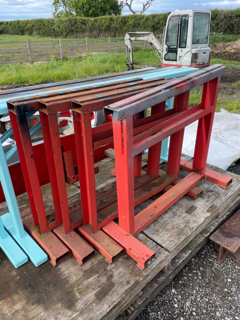 4 off heavy duty steel trestles (Red)