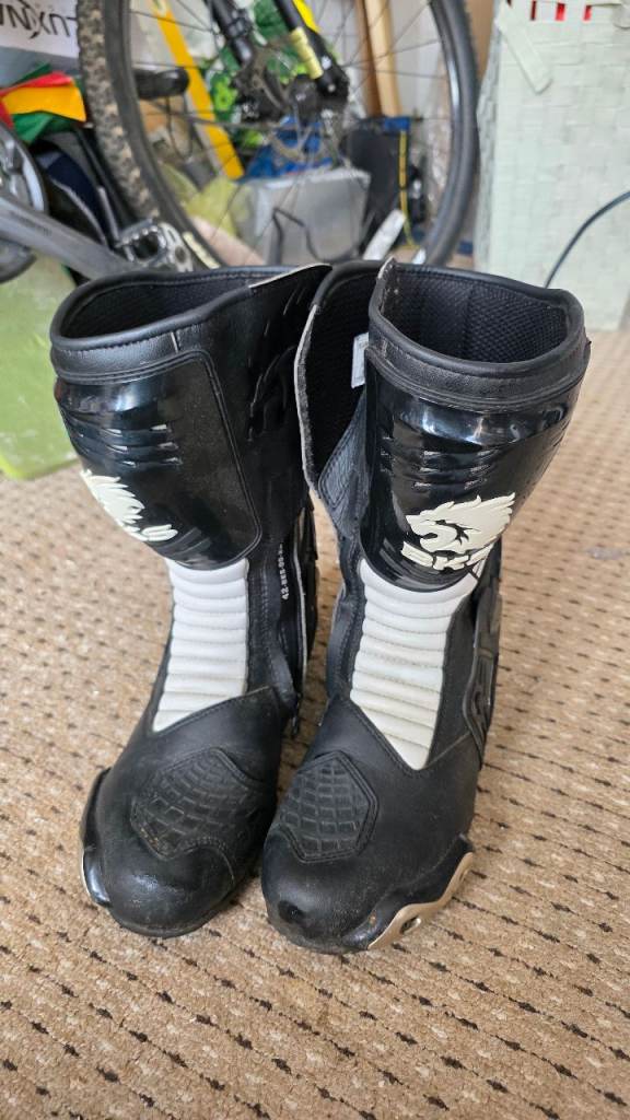BKS Evolution Pro Size 8 motorcycle boots in like new condition