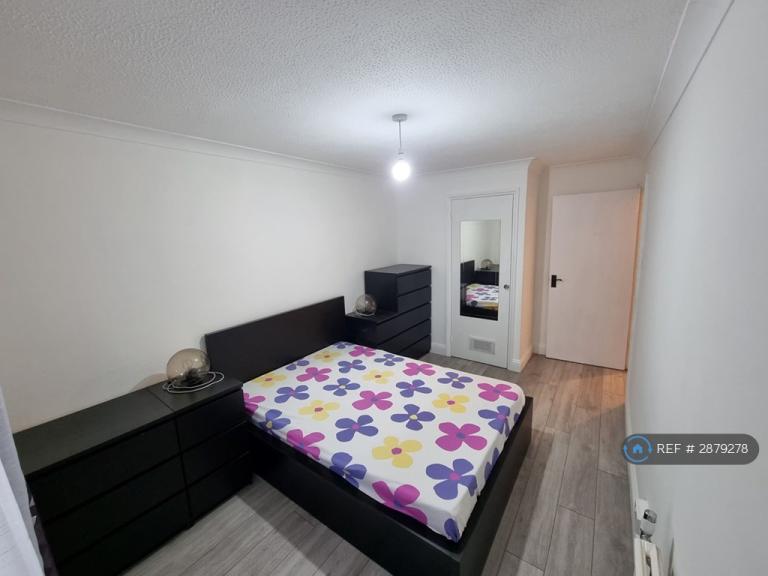 2 bedroom flat in Hunsdon Close, Dagenham, RM9 (2 bed) (#2879278)