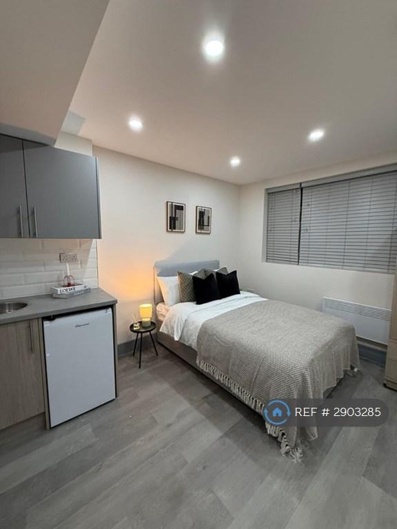 Studio flat in West End Lane, Harlington, Hayes, UB3 (#2903285)