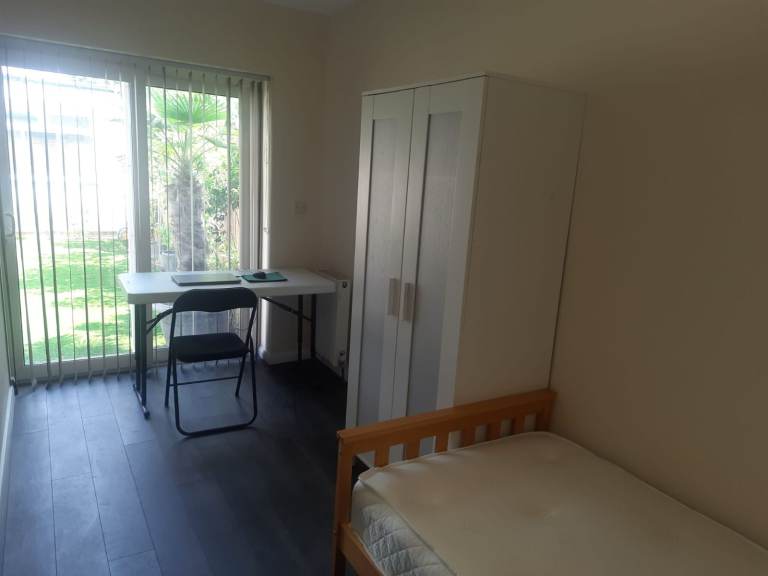 Large single room very near to IBIS Hotel Great West Road Hounslow Heston