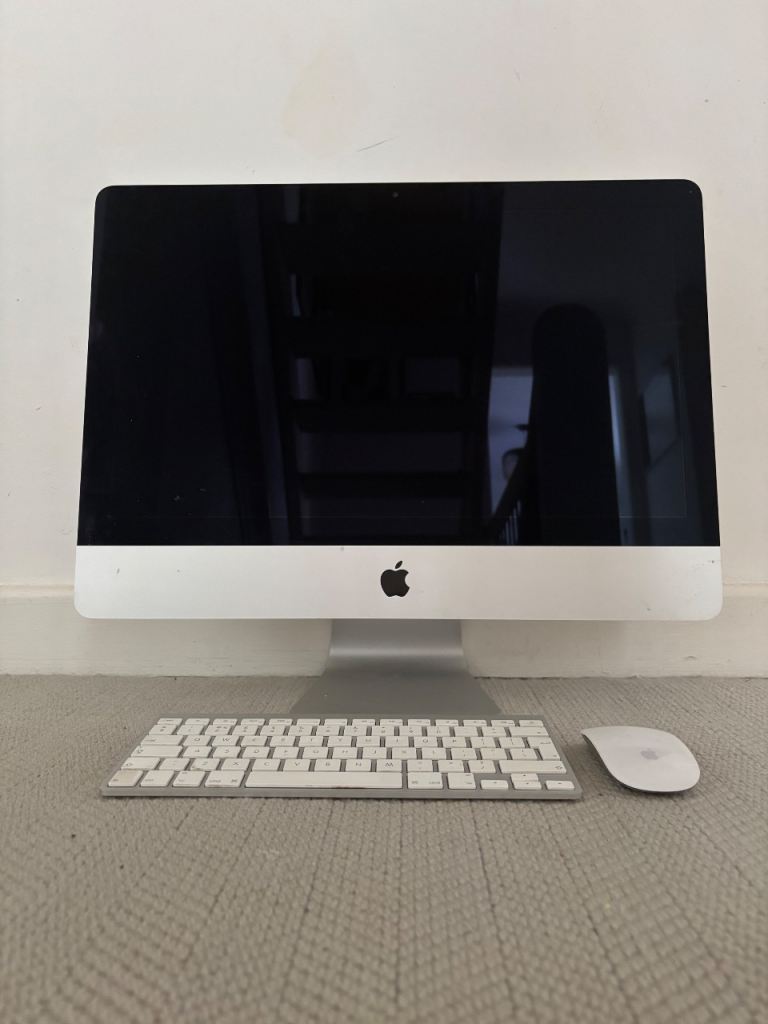 Apple iMac Desktop with Keyboard and Mouse – Good Condition