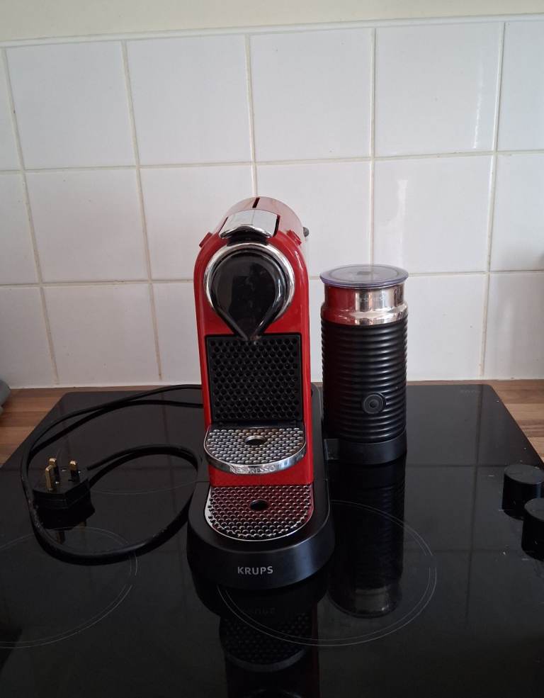 Nespresso coffee pod machine with milk frother 