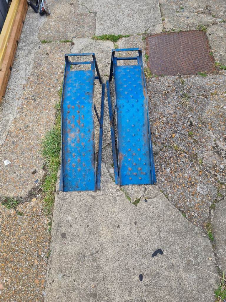 Pair car ramps 