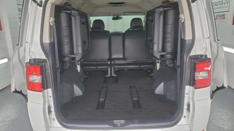 Mitsubishi delica d5 2.4 auto petrol 4x4 7 seats fresh japanese import 20 alloy