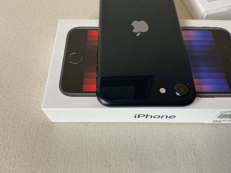Apple iPhone SE 128GB. 3RD GEN.