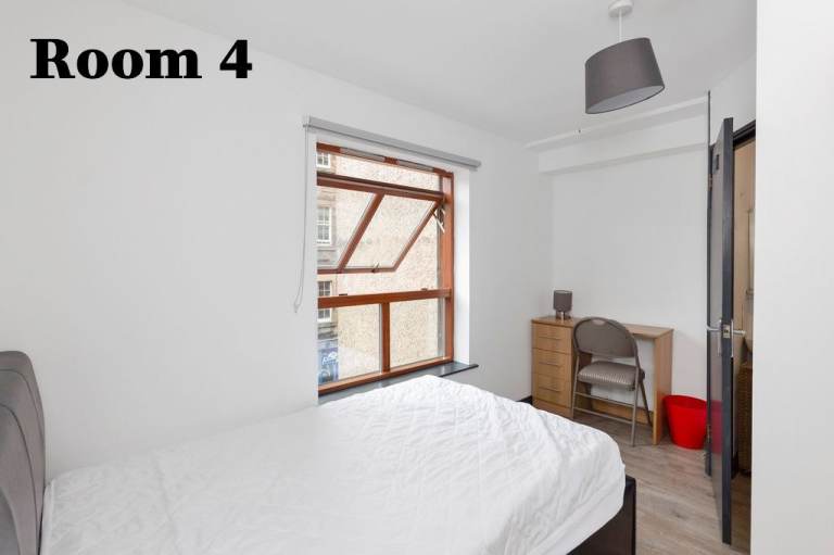 EN SUITE ROOM FOR LET: En suite bedroom available within large 8 bed townhouse in Newington