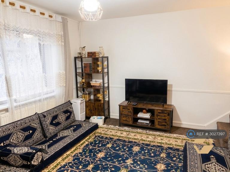 2 bedroom flat in Pembury Court, Hayes, UB3 (2 bed) (#3027397)