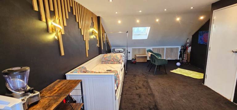 Fully furnished very stylish Studio flat in the loft 