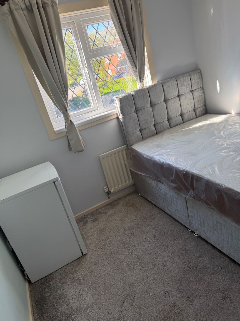 Medium Room with double bed to let 