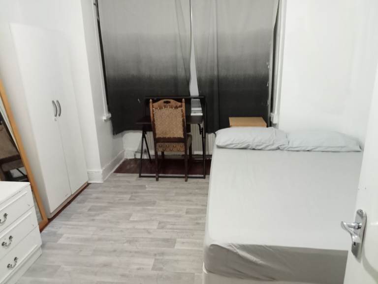 large double room to let @ E13 9DA all bills inclusive 4 min walk tube zone 3 available now !!
