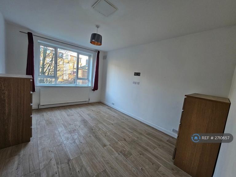 2 bedroom flat in Neasden Lane, London, NW10 (2 bed) (#2710657)