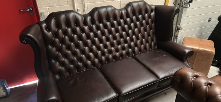 Queen Anne chesterfield sofa lesther oxblood 