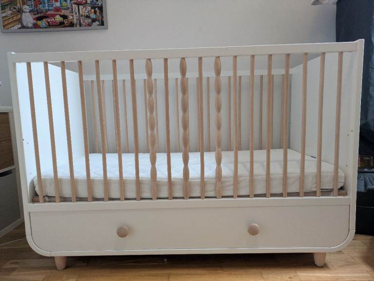 Myllra (mattress included)