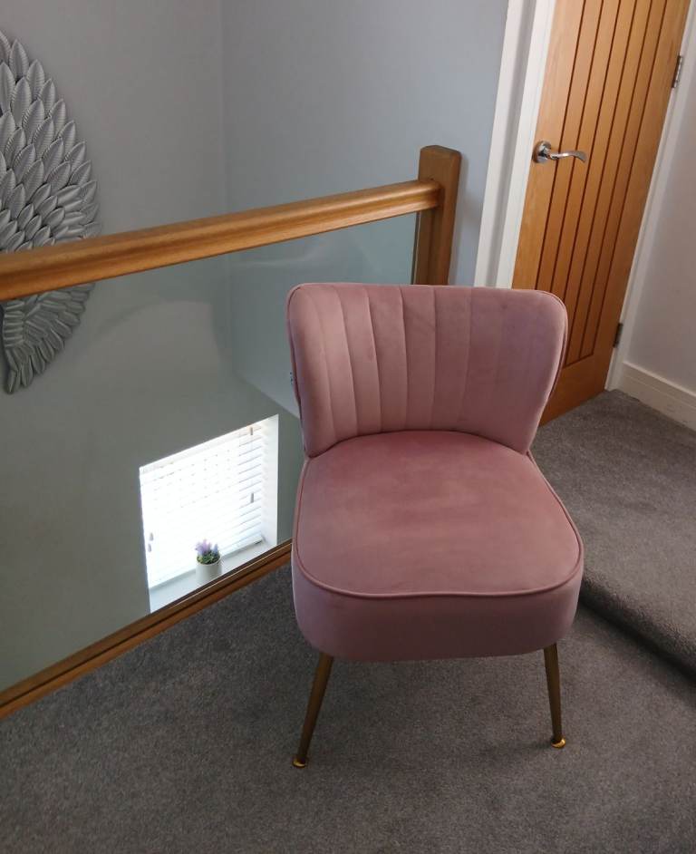 Pink blush chair excellent condition 
