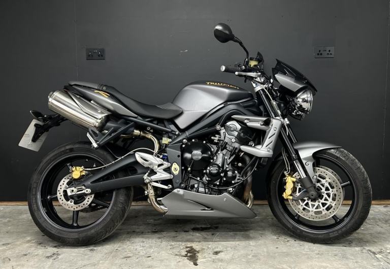 2011 11-PLATE TRIUMPH STREET TRIPLE R 675 ** 12,707 MILES ** FSH ** EXTRAS **