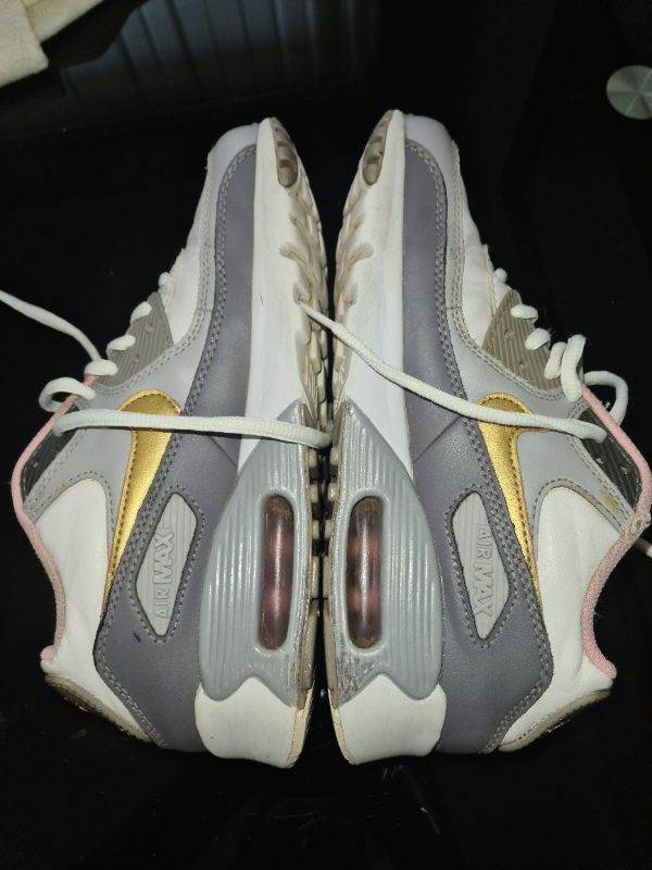Nike Air Max very good condition uk5.5 white leather with grey and gold accents.