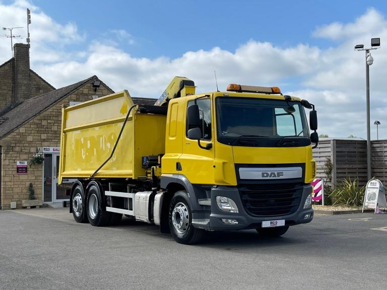 2015 Daf CF 330 6X2 26T HGV SLEEPER CAB TIPPER+CRANE TRUCK Diesel yellow 