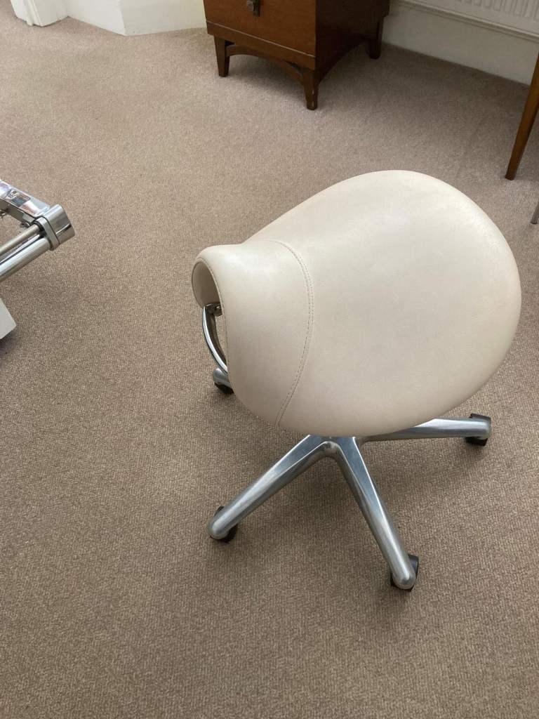 Saddle stool - chair