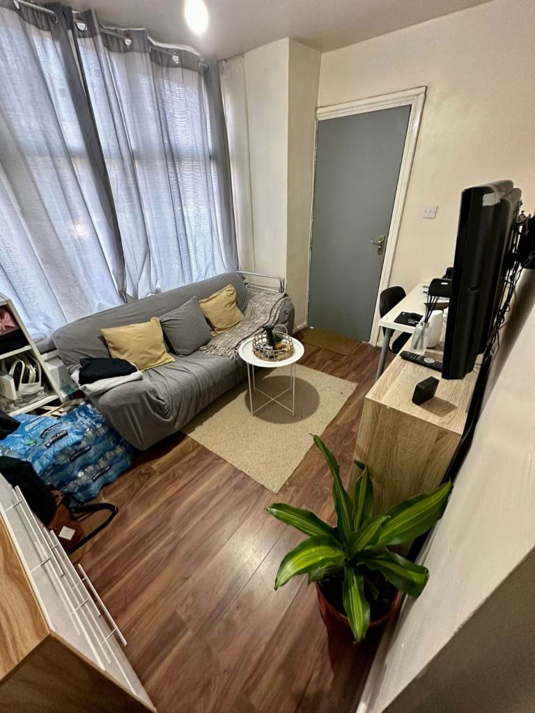 1 DOUBLE BEDROOM AVAILABE IN SHARED HOUSE B28