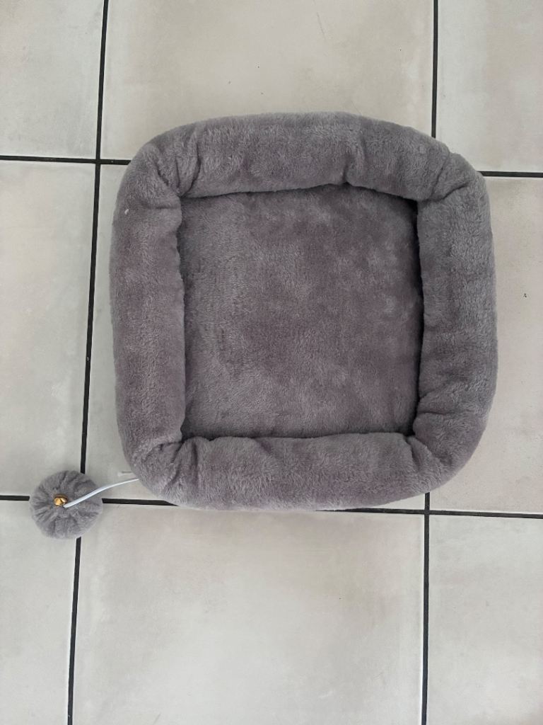 BRAND NEW 2 kitten/small cat beds unused 