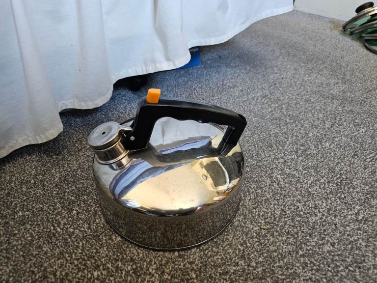 Stainless Steel Whistling Kettle – Good Condition