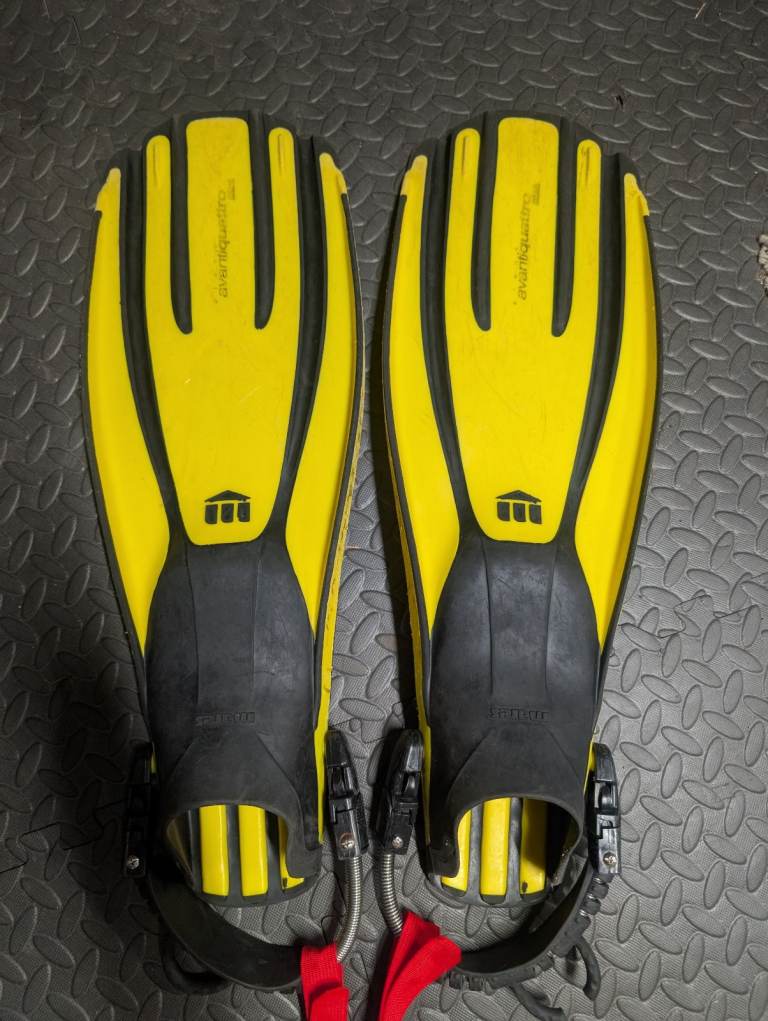 Mares diving fins size large 