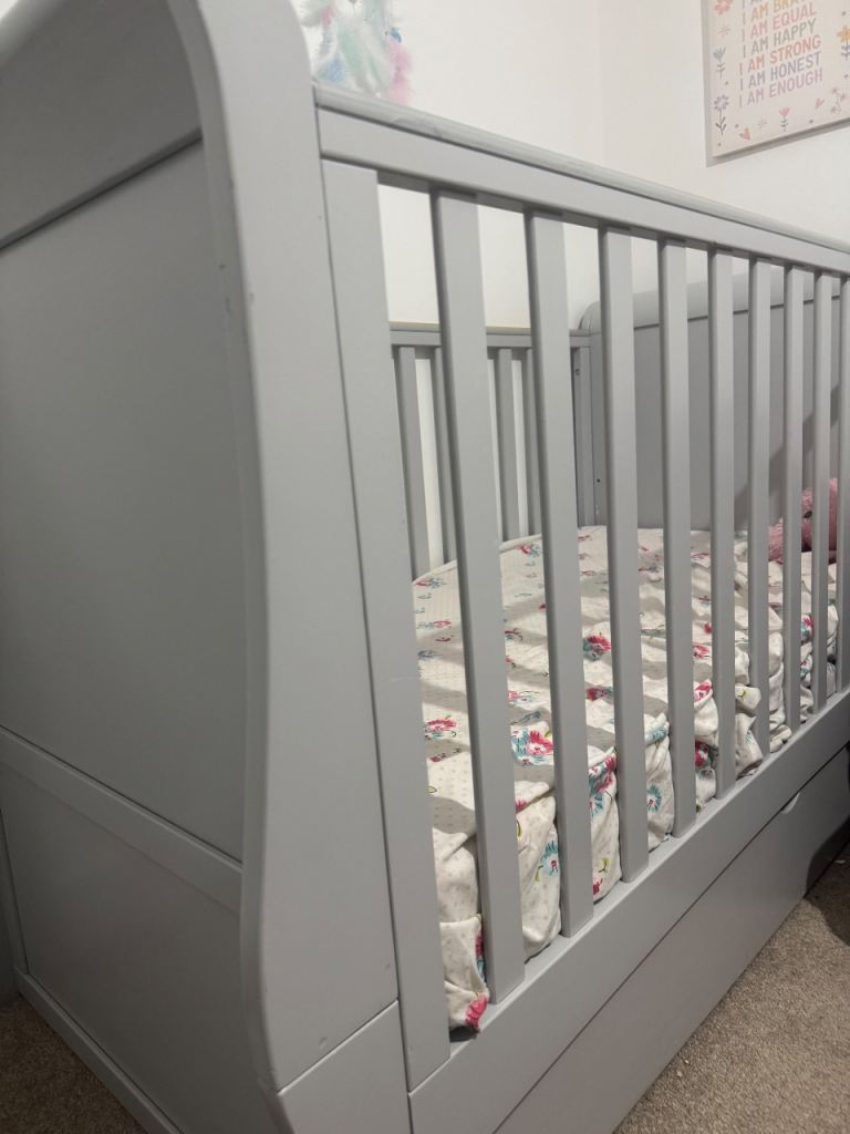 Convertible baby/toddler bed 