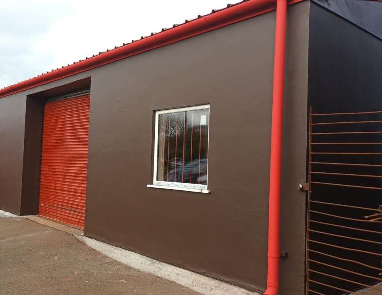 Spacious 800 sq. ft. commercial unit for rent - Ideal for Storage/Workshop. 4 weeks rent free!