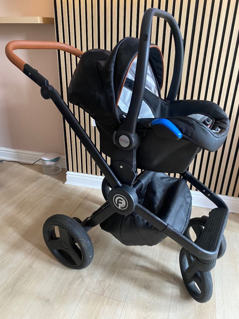 Black 3-in-1 Travel System Pram with Car Seat – Good Condition