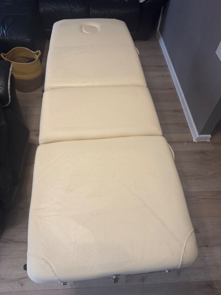Foldable massage bed