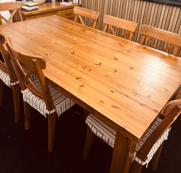 Good Condition Brown oak Wood Dining Table with 6 Chairs