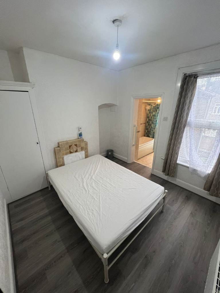 Ensuite private double room move in now Leyton Stratford Central line station all bills 