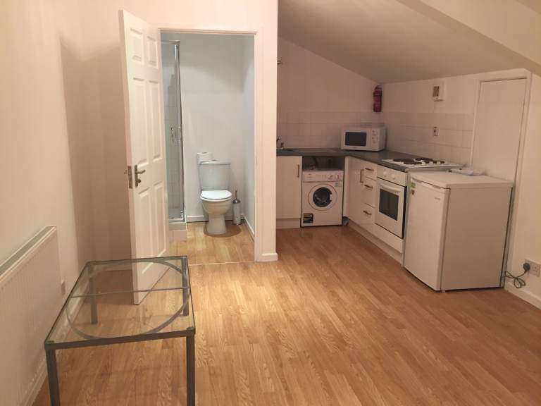 Self Contained Studio Flat to let in South Wimbledon (Inc Bills)