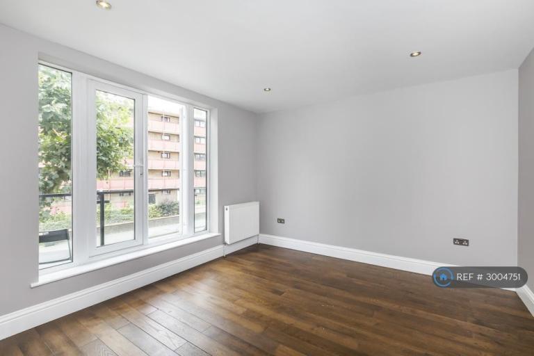 3 bedroom flat in Nemus Apartments, London, SE8 (3 bed) (#3004751)