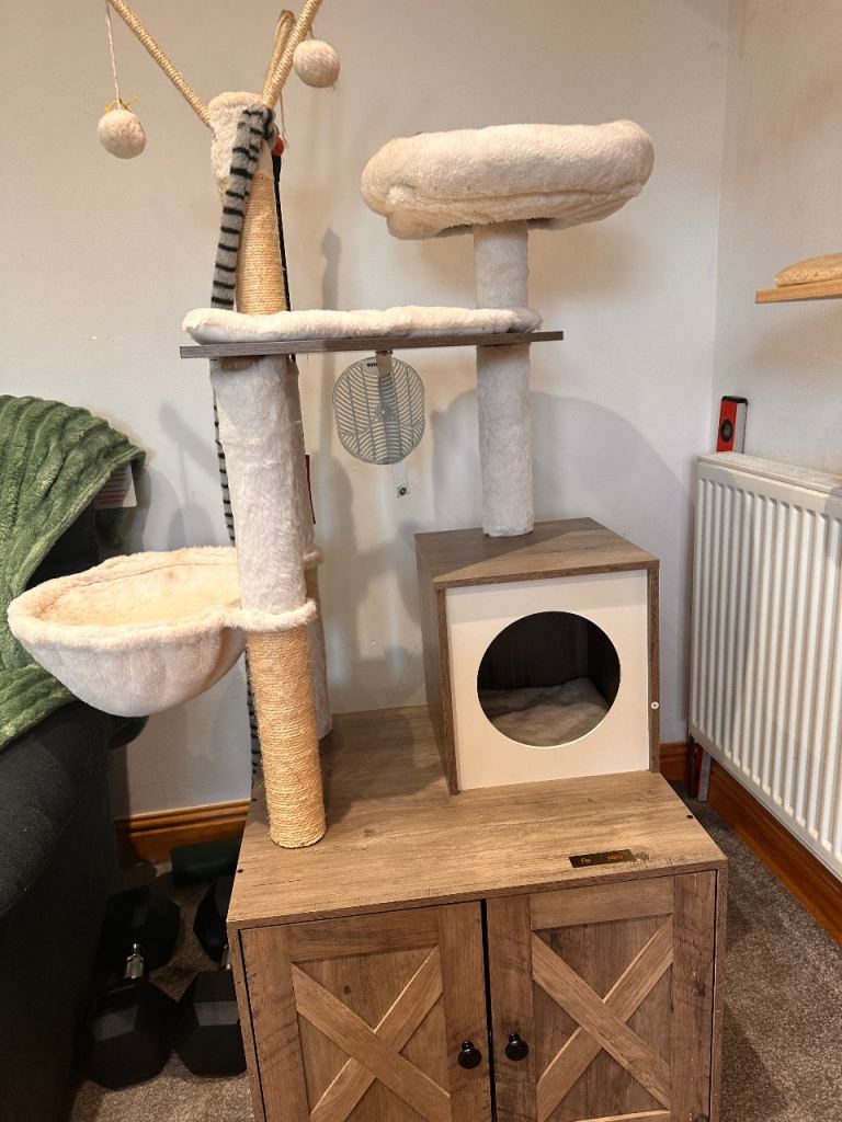 Cat tree litter enclosure with washable beds 