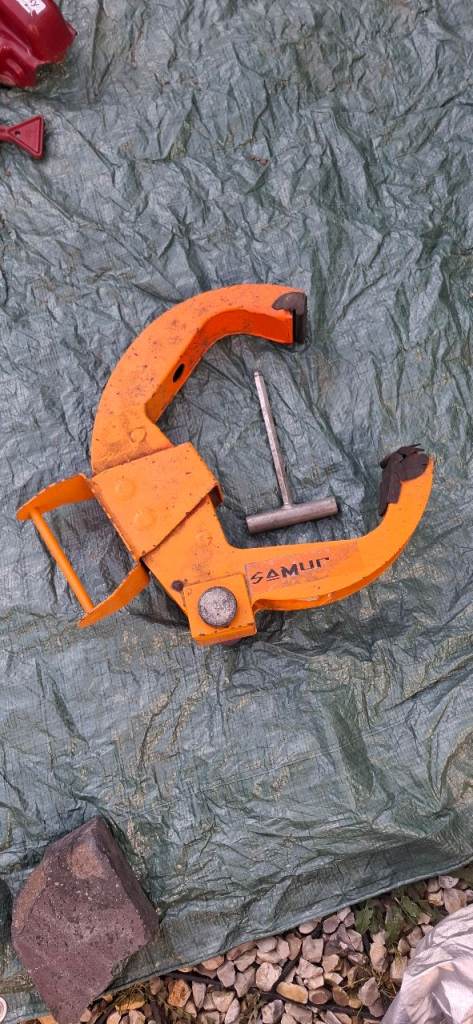 Wheel clamp claw type