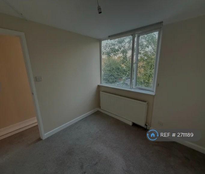 3 bedroom flat in Russell House, London, E6 (3 bed) (#2711189)