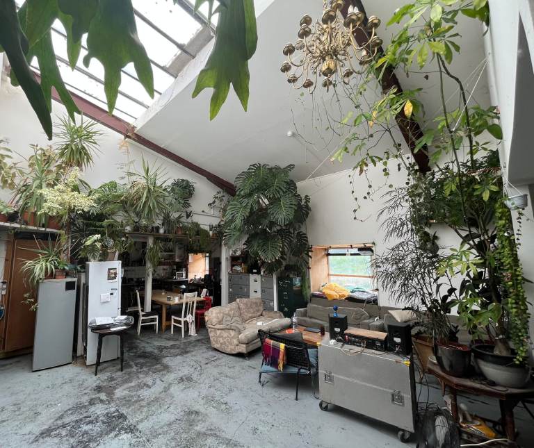 LARGE ROOM WITH WINDOW IN MANOR HOUSE WAREHOUSE